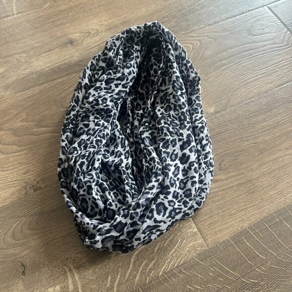 Accessories - Lightweight leopard scarf